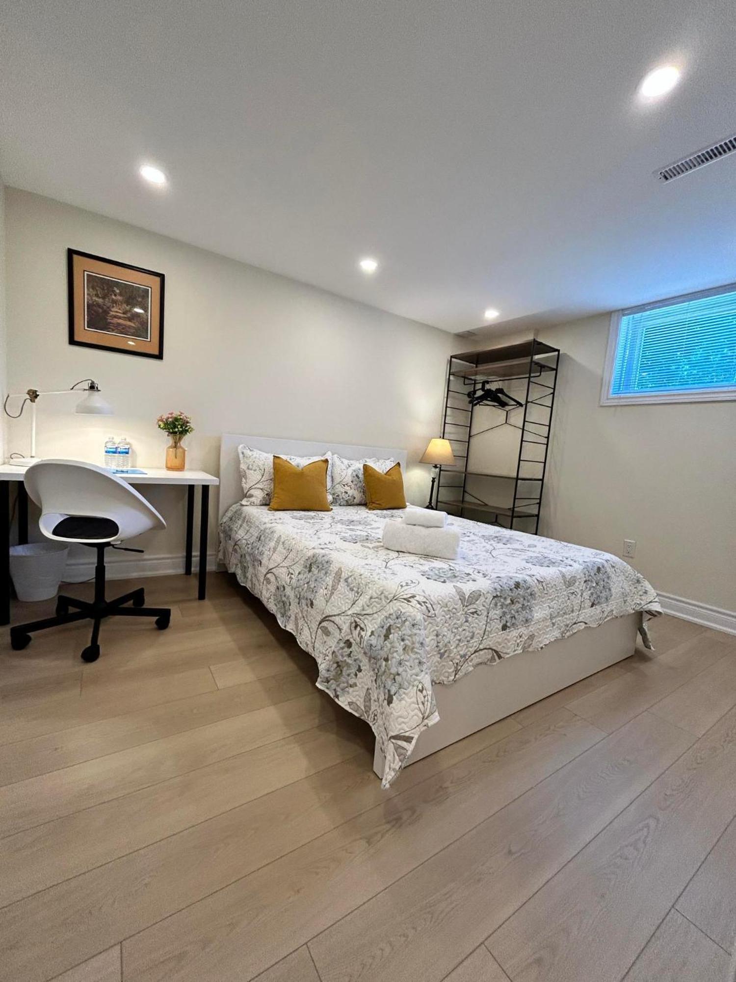 Brand New Lower Home With Exclusive Bathroom Toronto Esterno foto