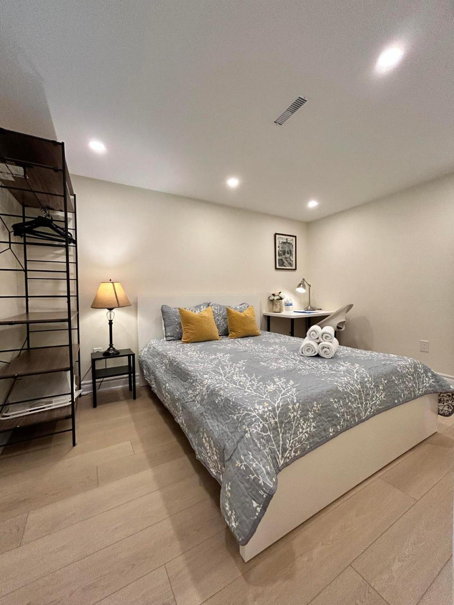 Brand New Lower Home With Exclusive Bathroom Toronto Esterno foto