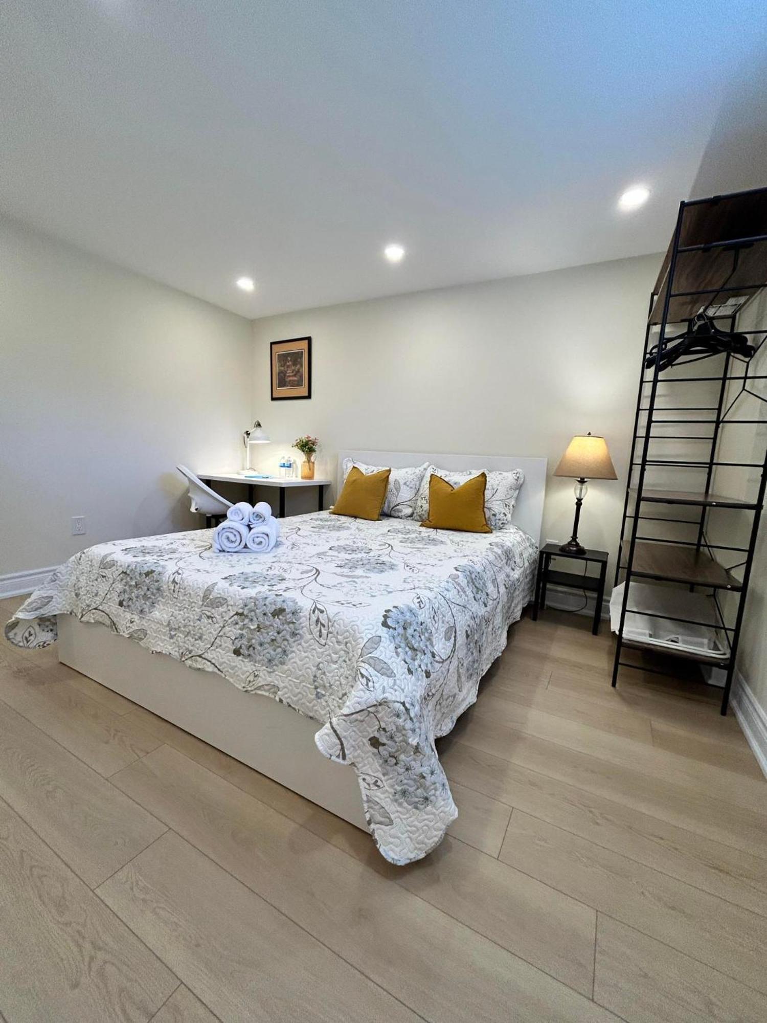 Brand New Lower Home With Exclusive Bathroom Toronto Esterno foto
